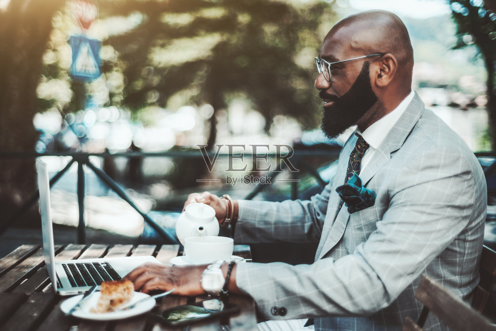 街头酒吧里戴着电脑的爆炸头男照片摄影图片