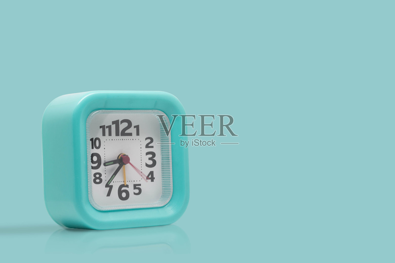 蓝色闹钟现代时钟在蓝色背景。照片摄影图片