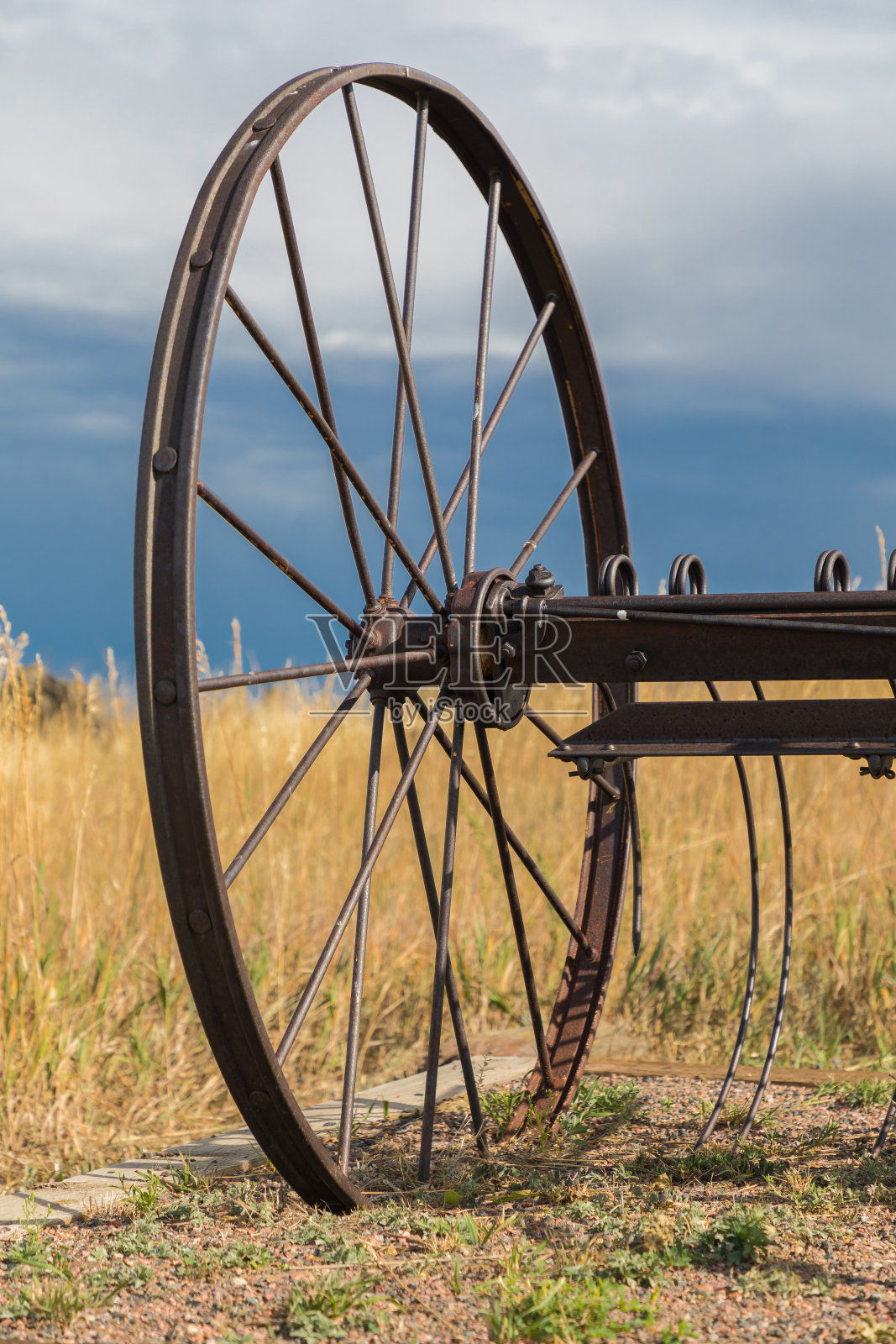 科罗拉多州农业遗迹上的铁轮照片摄影图片
