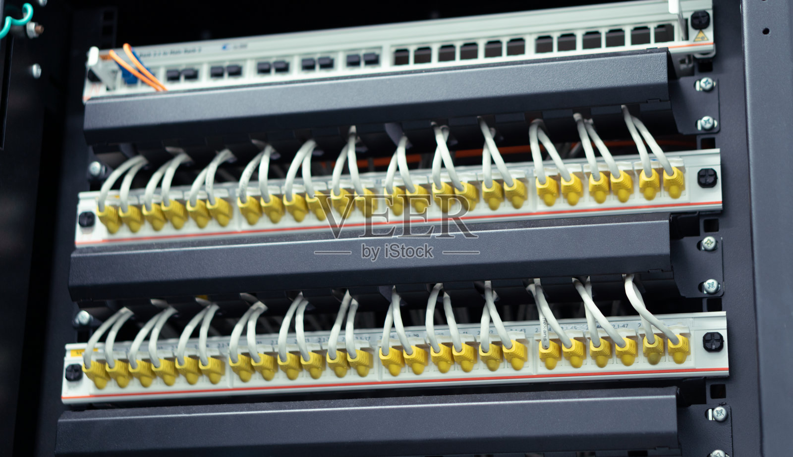 网线连接到交换机服务器照片摄影图片