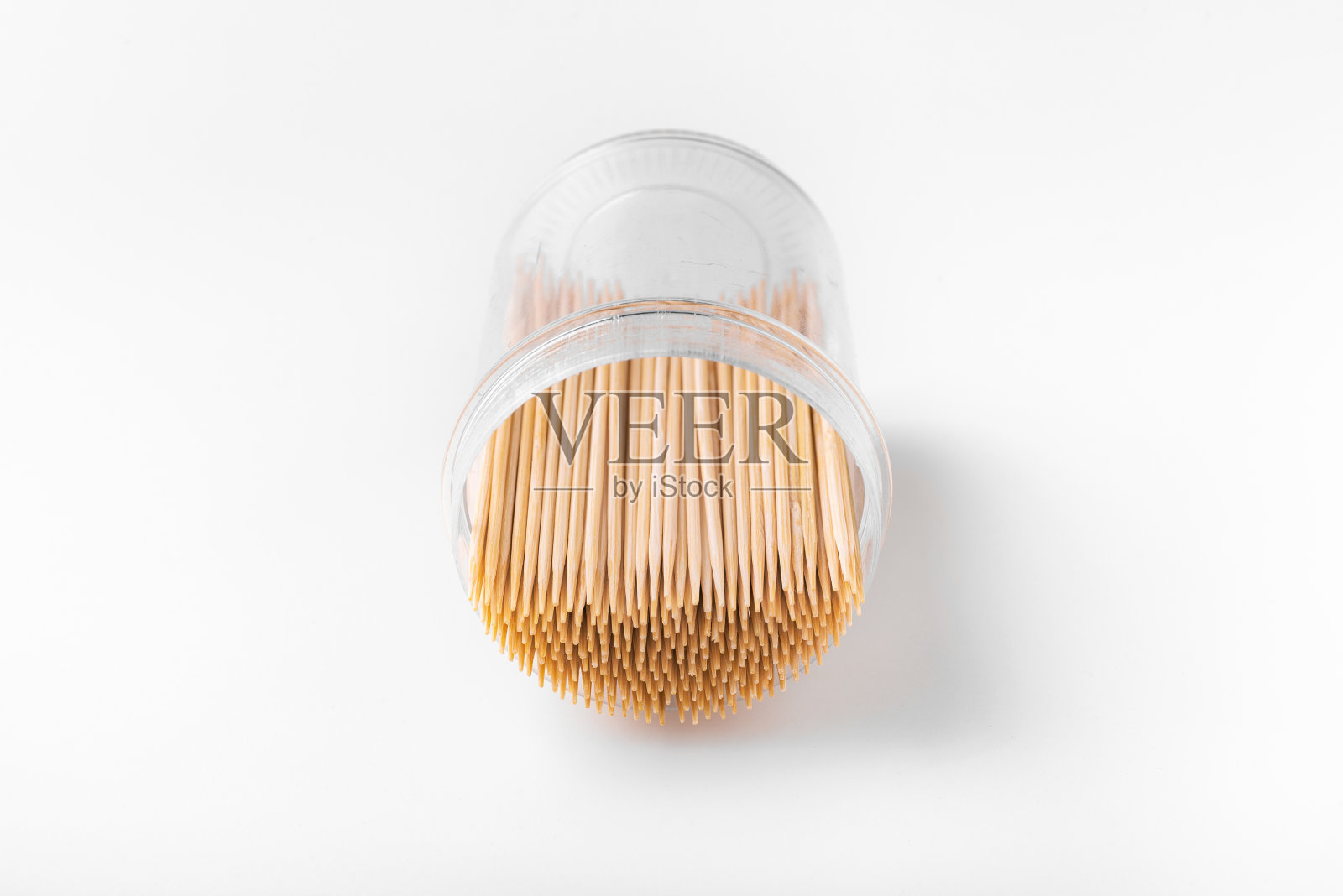 牙签装在白色背景的盒子里。倒置的瓶子和牙签照片摄影图片