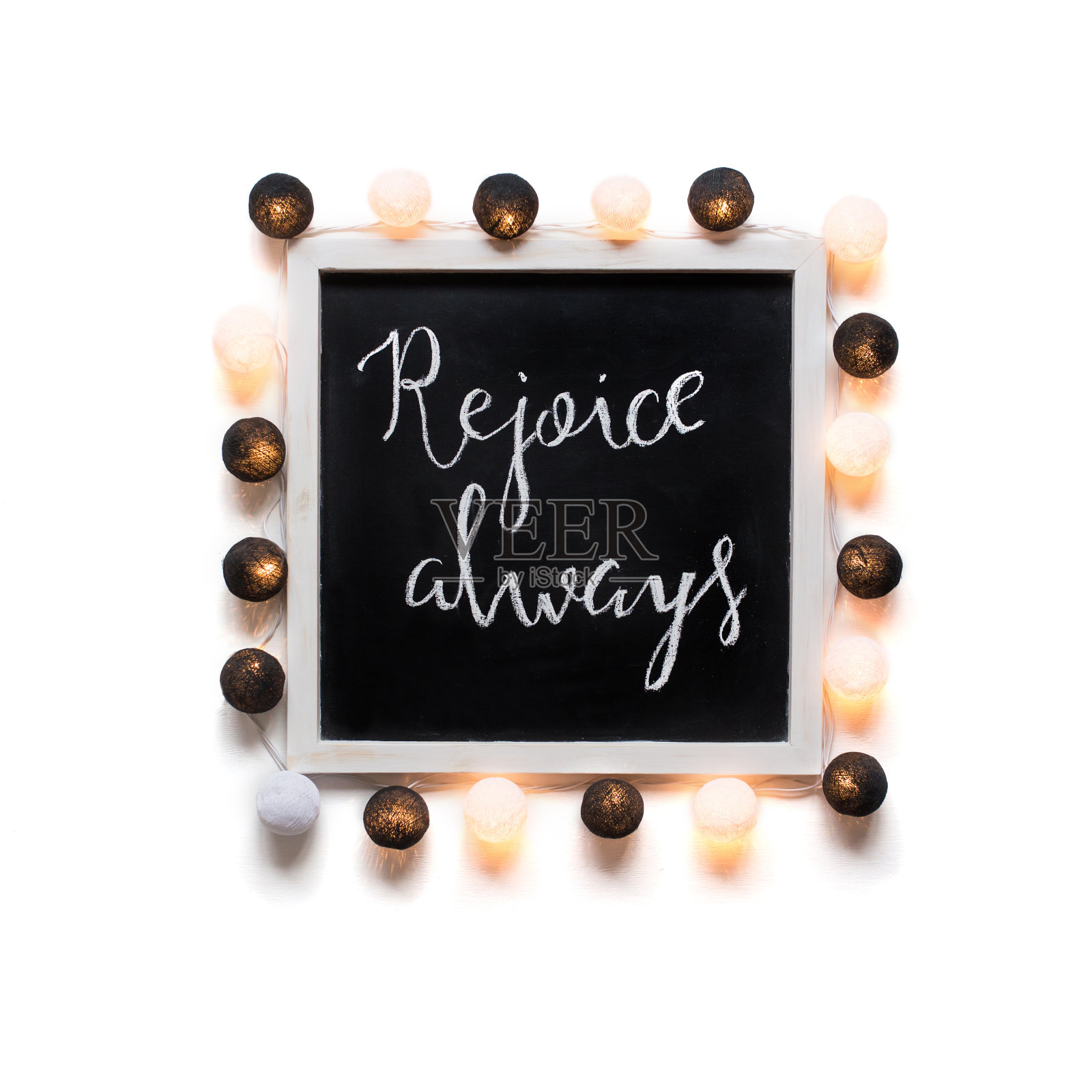 铭牌上写着“永远欢乐”。平躺，俯视图照片摄影图片