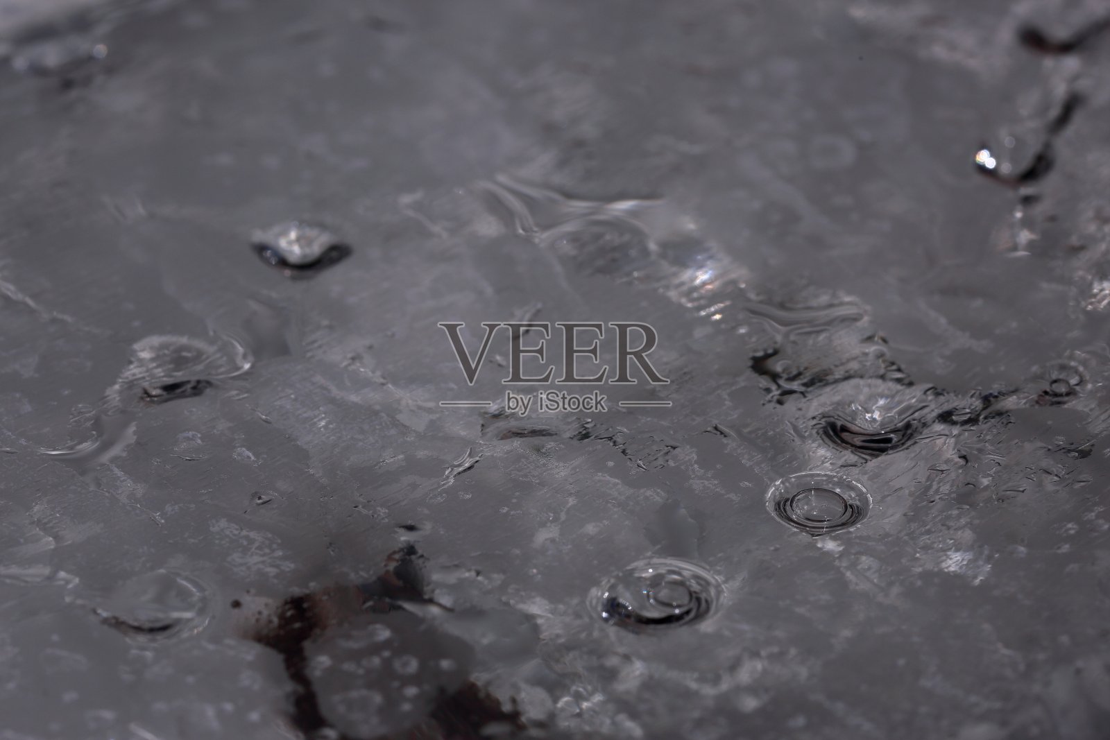 阳光下冰/水的精华瞬间照片摄影图片