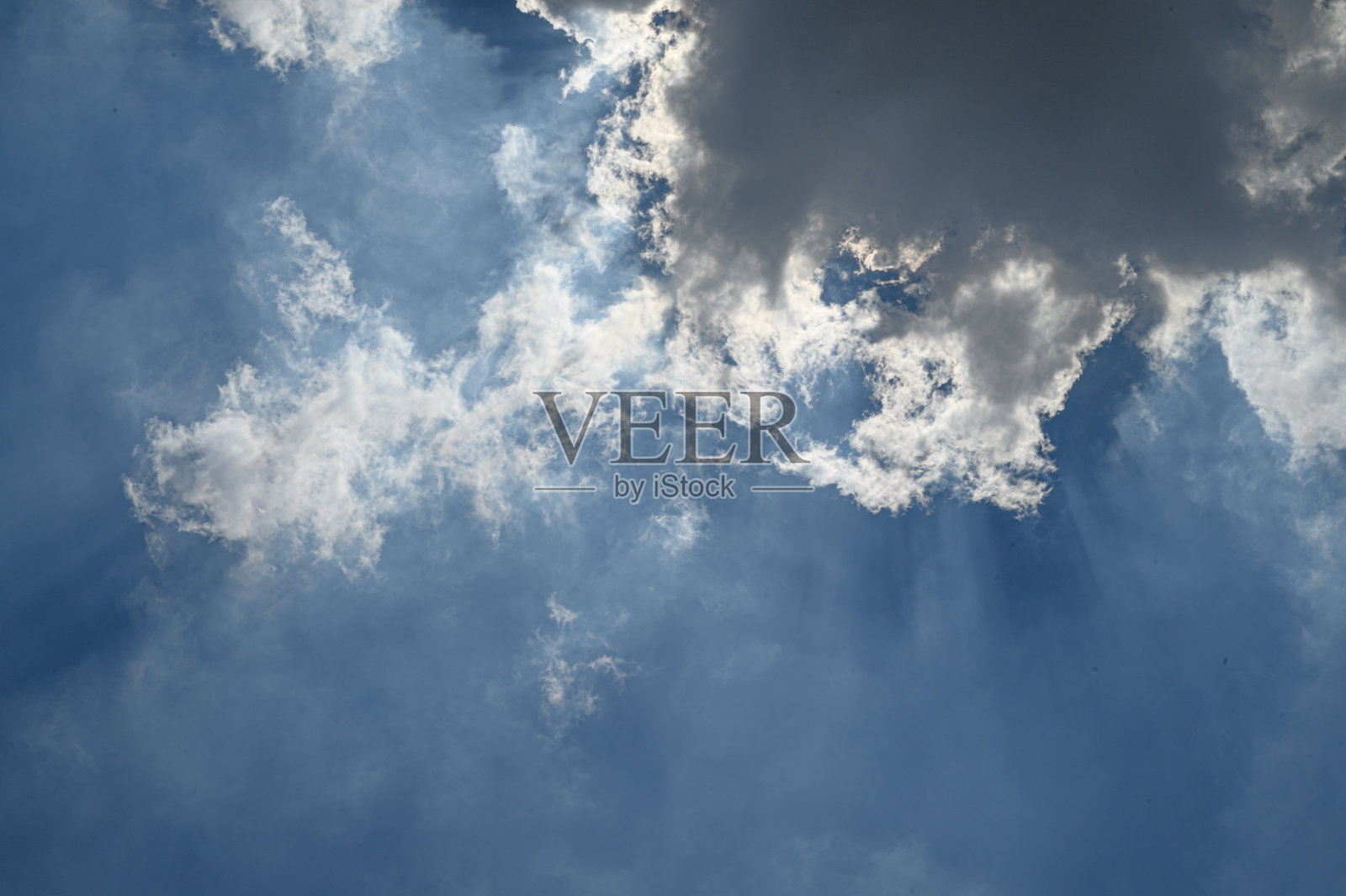 蓝天和白云。湛蓝的天空和洁白的云彩照片摄影图片