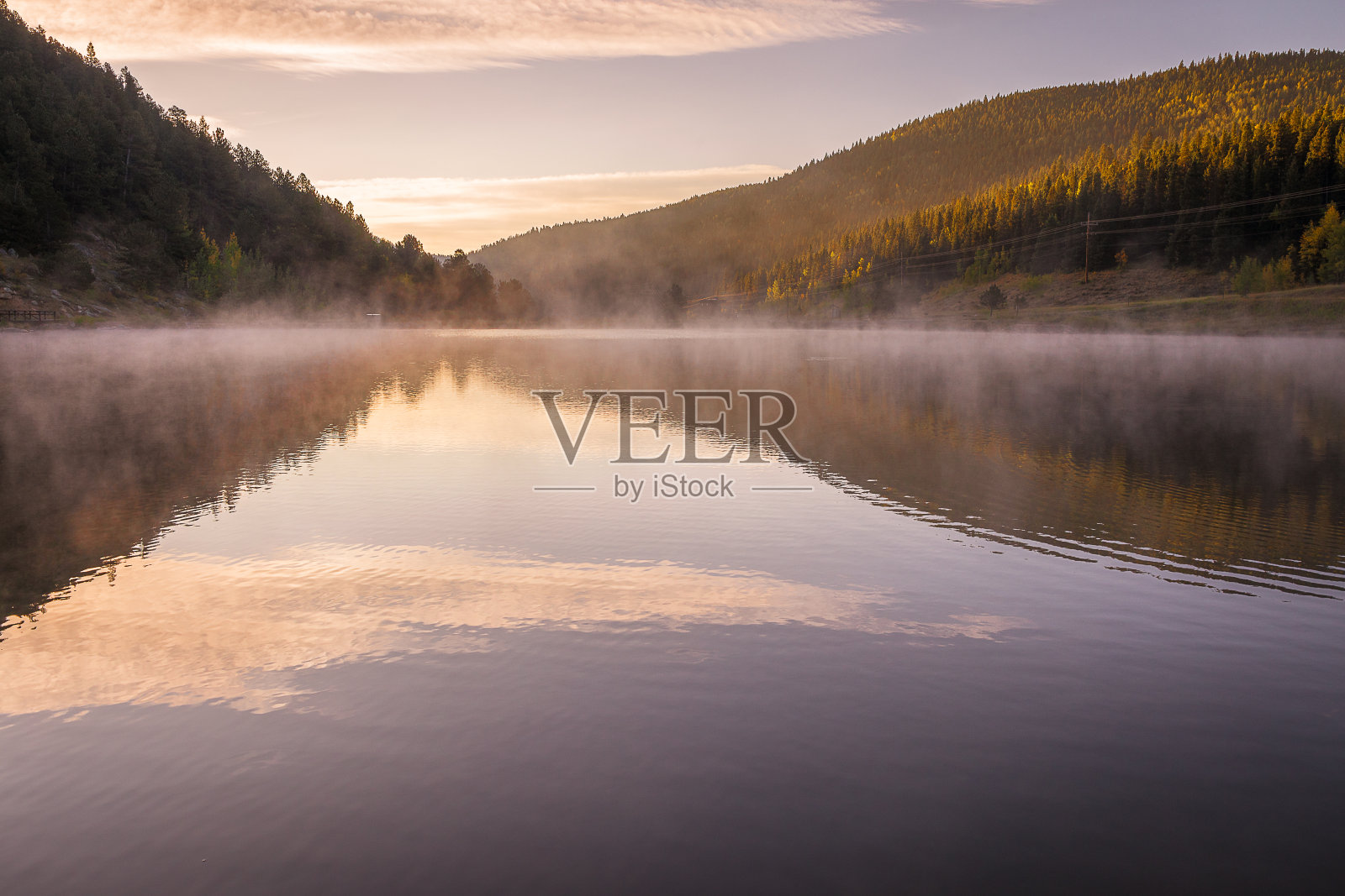 科罗拉多山湖上升起的薄雾照片摄影图片