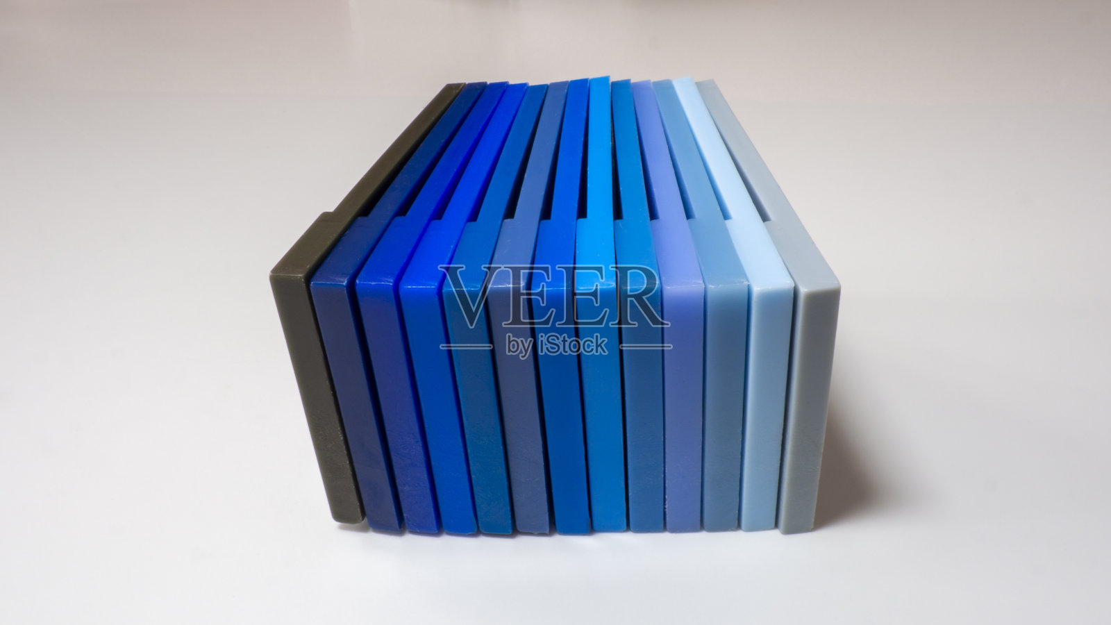 塑料色样簿。塑料产品的样品颜色目录。色彩指南书。调色板。色彩明暗图。蓝色的颜色照片摄影图片