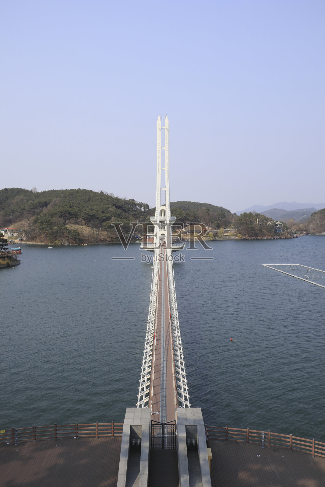 白色的桥和湖照片摄影图片