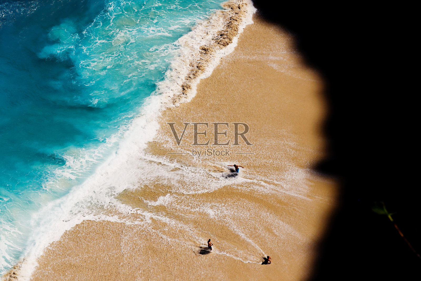 享受海滩的波浪照片摄影图片