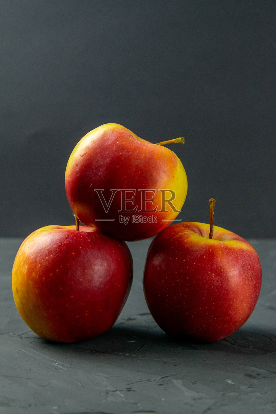 苹果在黑色的石头桌上的背景照片摄影图片