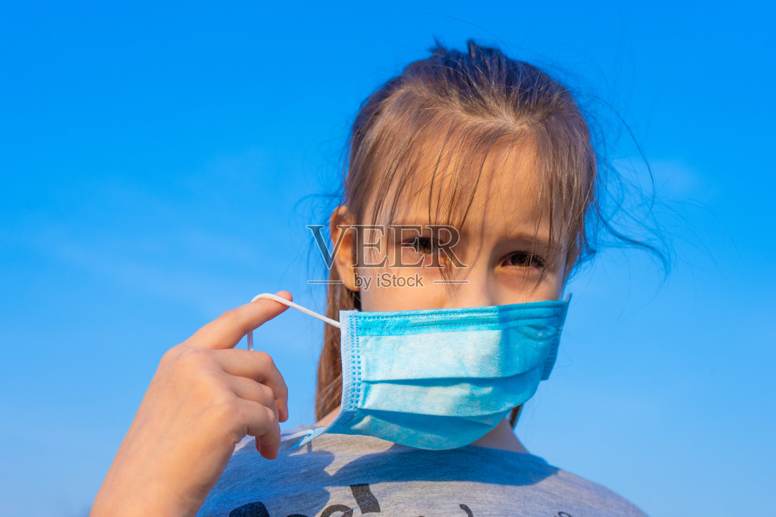 蒙面儿童预防冠状病毒。女孩戴口罩保护pm2.5。照片摄影图片