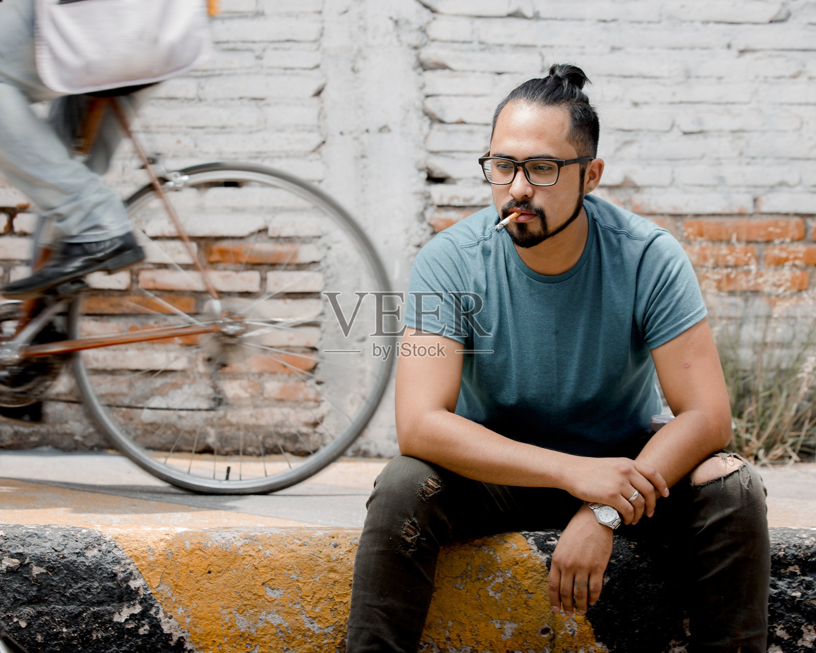 时尚的都市男人在街上摆姿势照片摄影图片