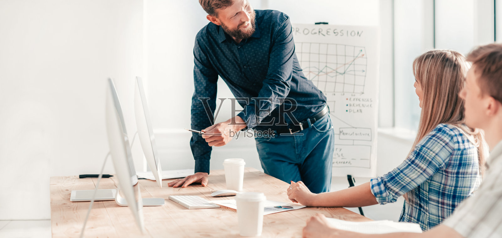 项目经理向团队解释他的想法照片摄影图片