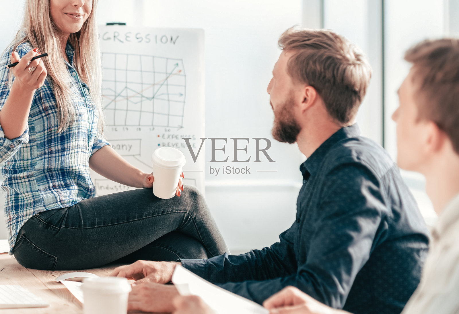 年轻女人与同事讨论新策略照片摄影图片