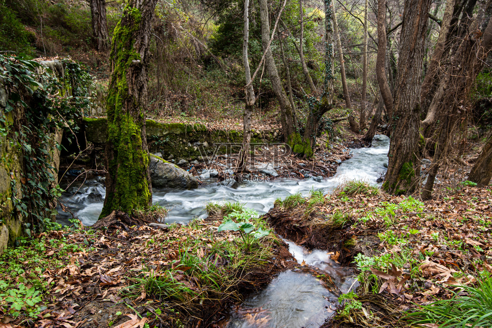 美丽的中世纪石桥与河流流动照片摄影图片