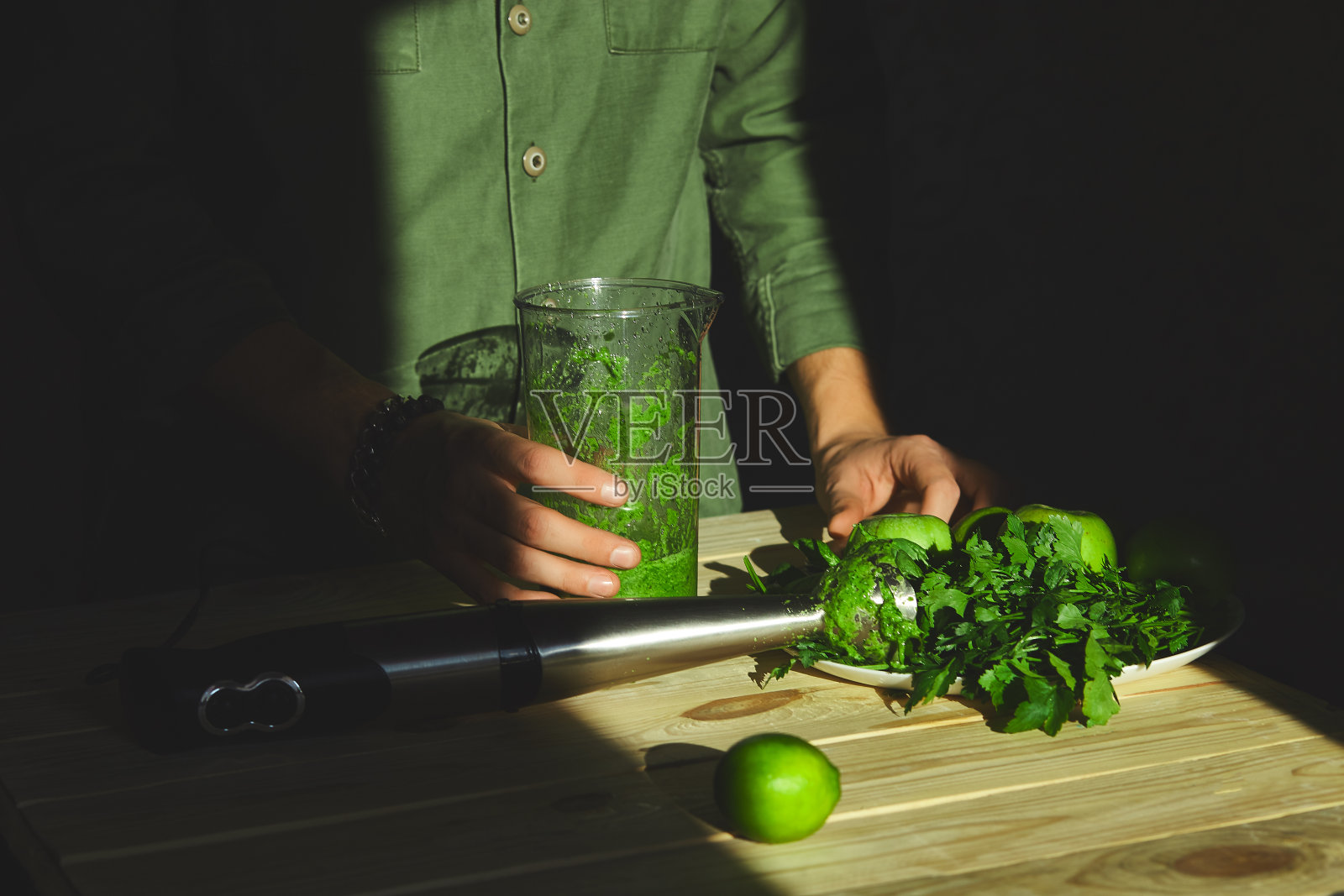 男人抱健康排毒奶昔，烹饪用搅拌机照片摄影图片
