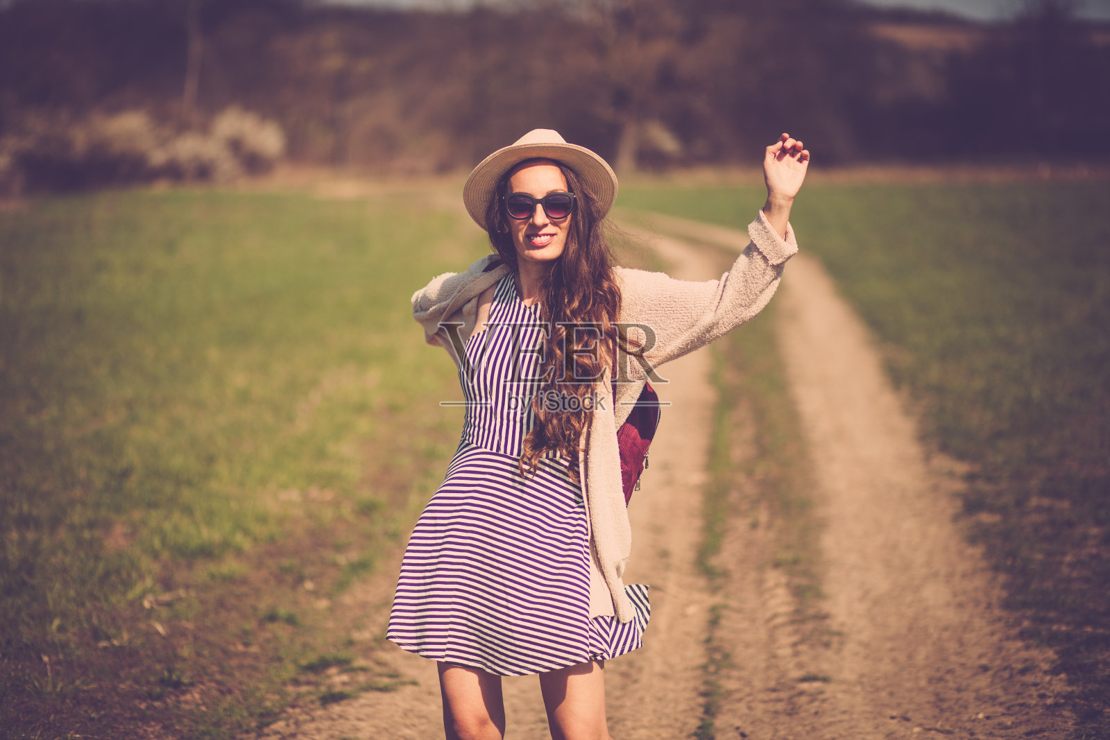 迷人的快乐女孩戴着帽子和穿着户外照片摄影图片