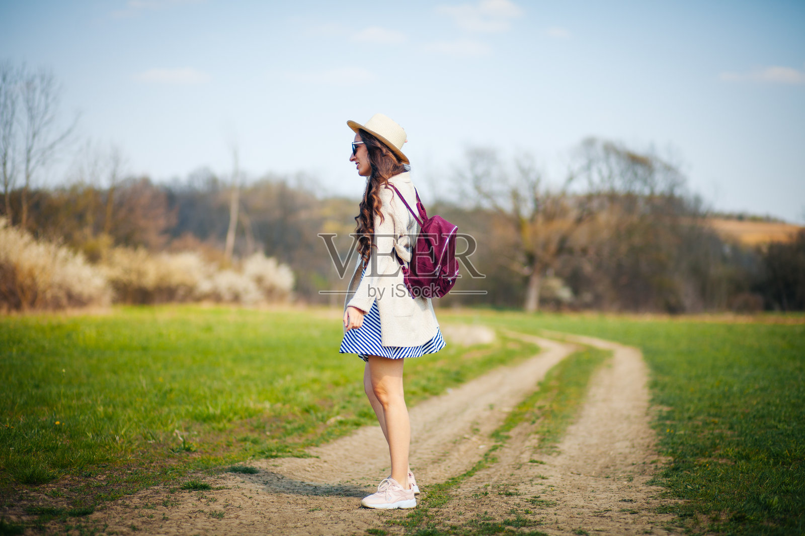 迷人的快乐女孩戴着帽子和穿着户外照片摄影图片