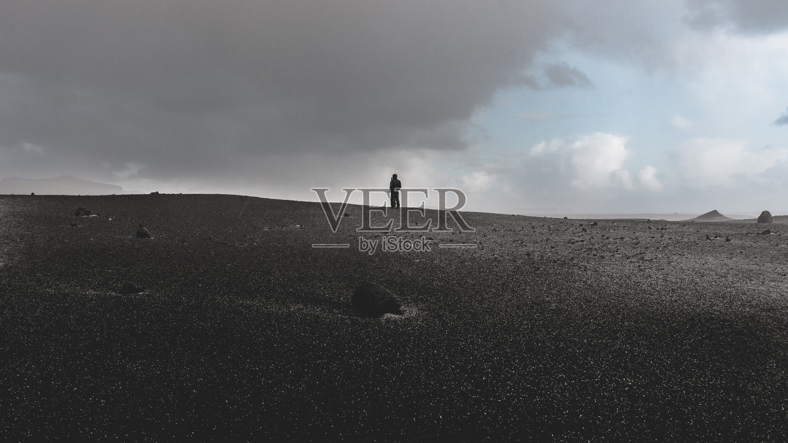 冰岛Sólheimasandur黑沙滩冰雹风暴，照片摄影图片