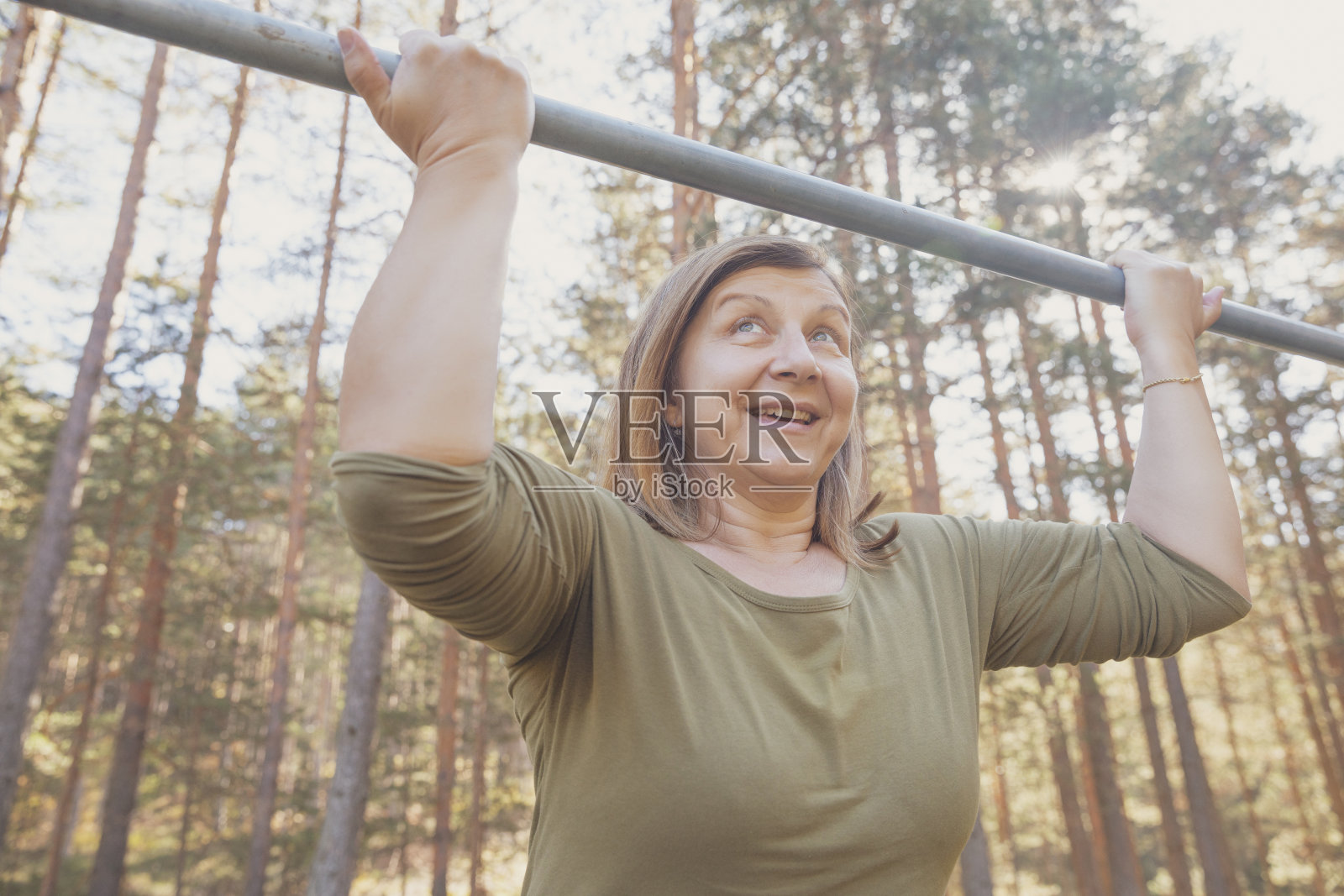 运动训练：超重女性在山区锻炼照片摄影图片
