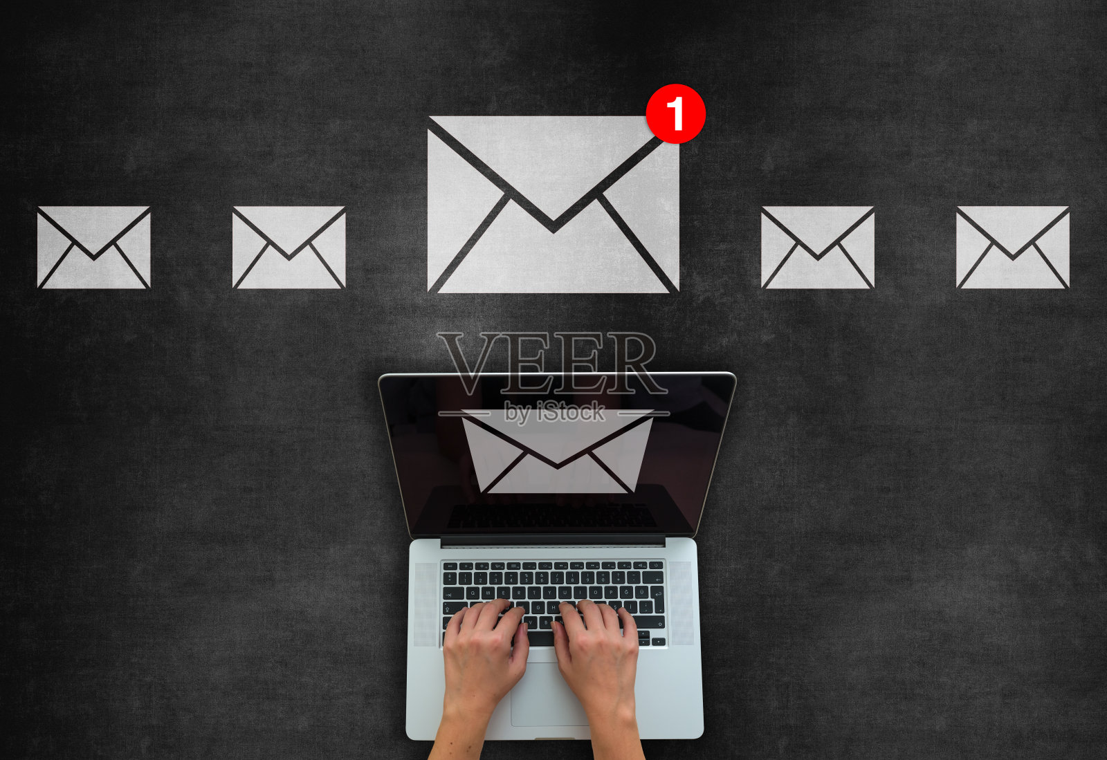 在黑板上收发电子邮件的概念照片摄影图片