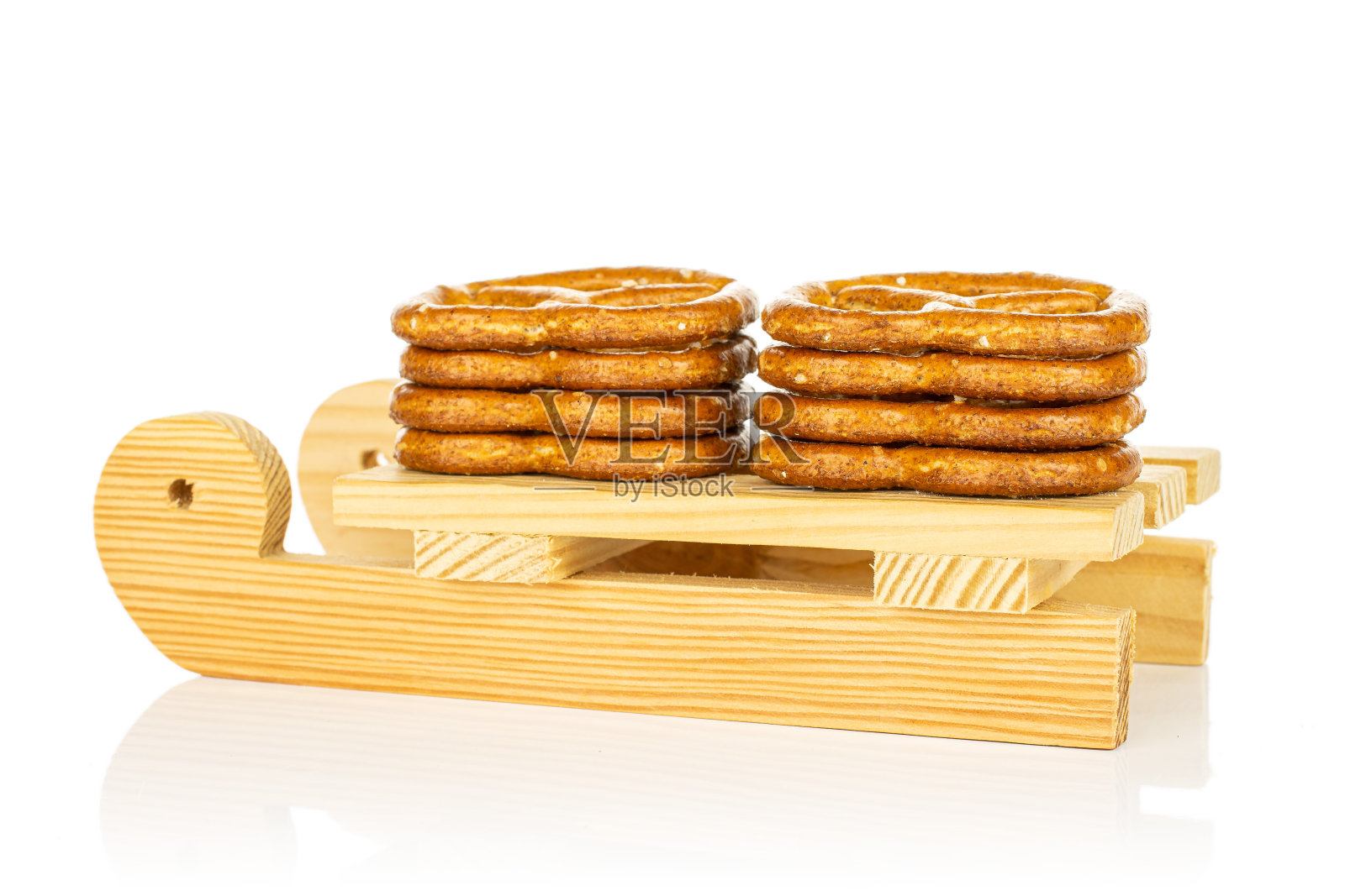 咸味的棕色椒盐卷饼孤立在白色上照片摄影图片