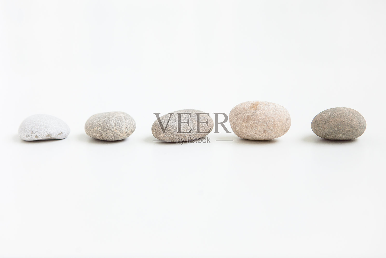 白色背景上的五颗鹅卵石照片摄影图片