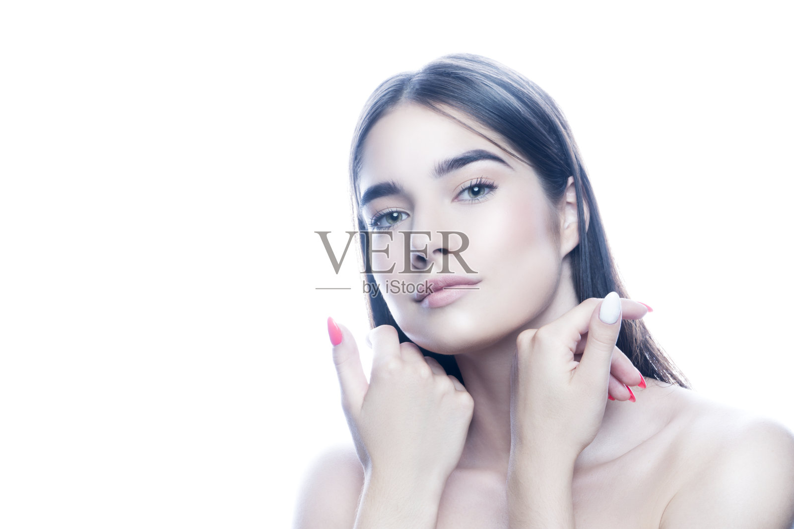 深色头发，漂亮女人用手摸脸。本空间照片摄影图片