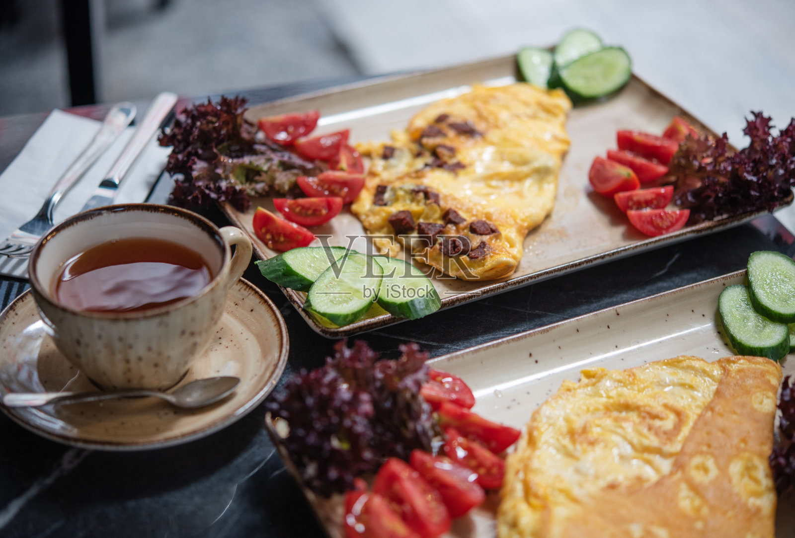 夏日早餐在咖啡厅。新鲜蔬菜煎蛋，再来一杯茶照片摄影图片