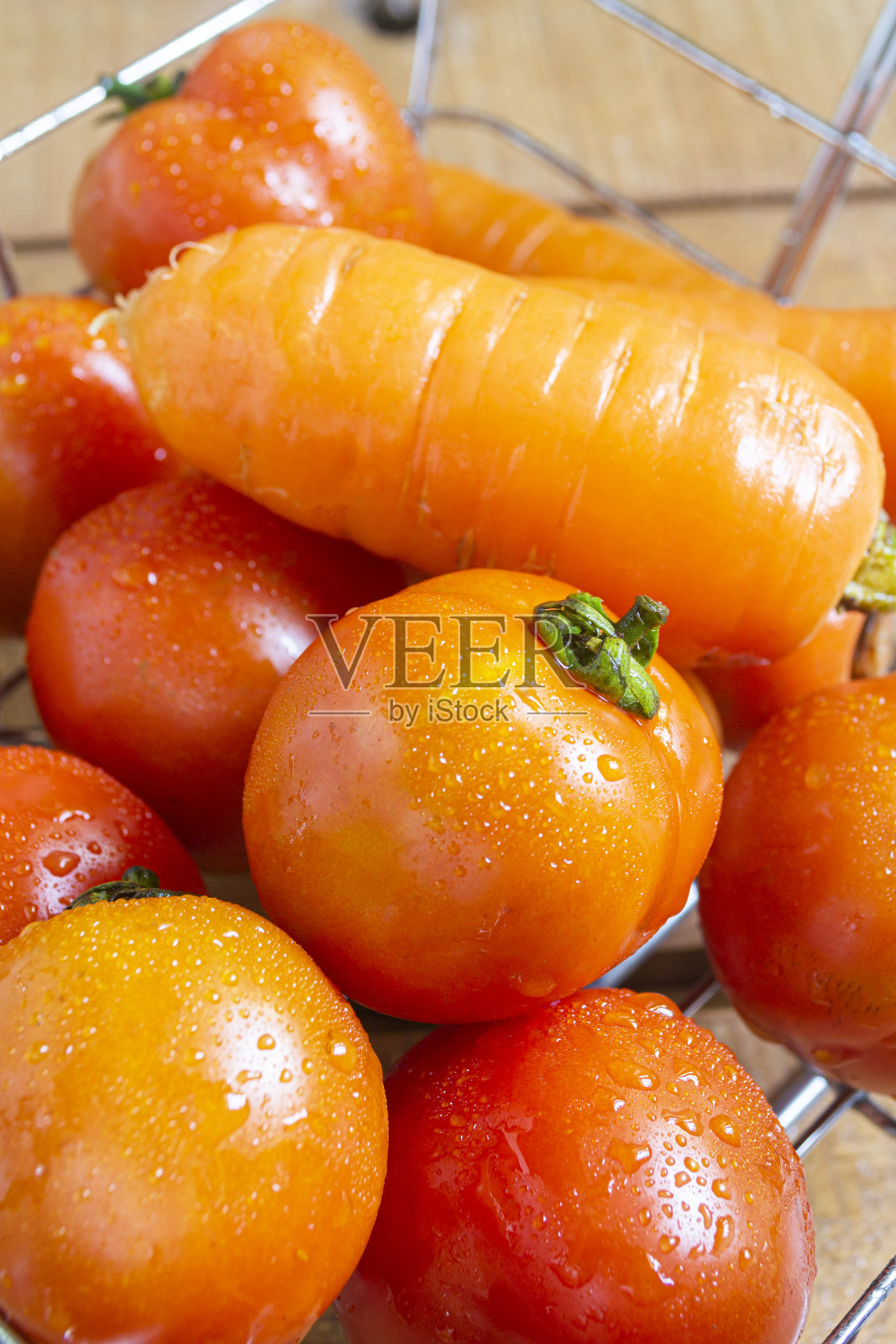 天然的新鲜西红柿和胡萝卜。健康的蔬菜含有许多对身体有益的营养物质。俯视图照片摄影图片