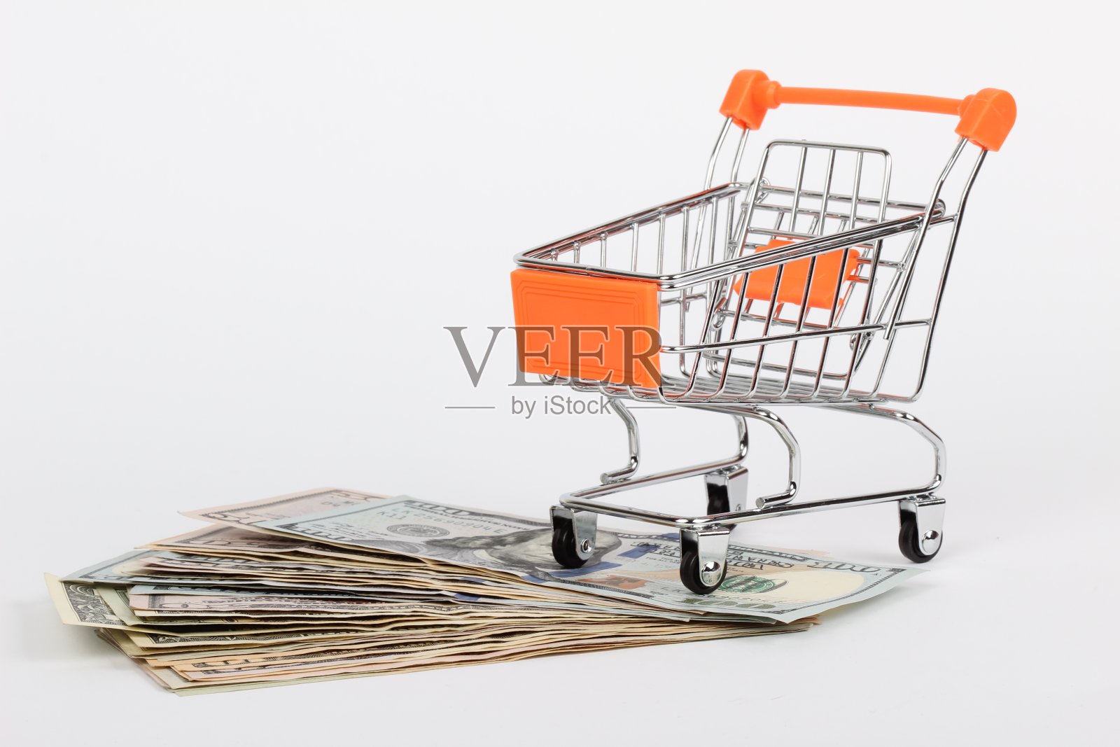 购物车里有美元，孤立在白色照片摄影图片