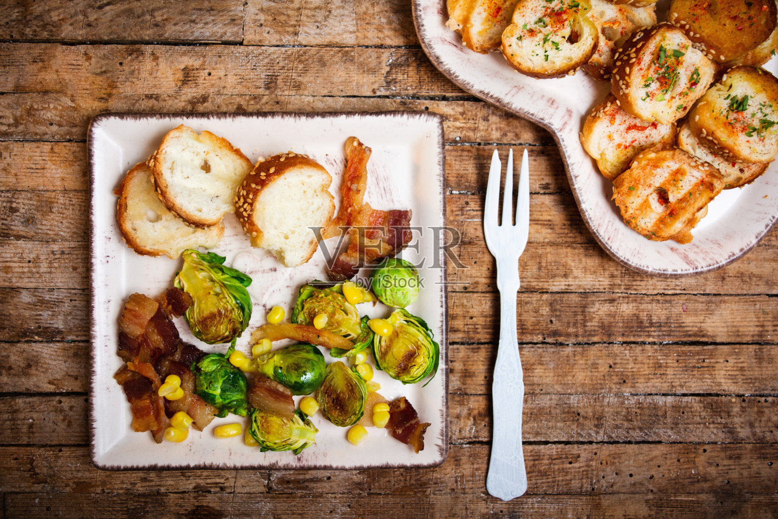 自制的意式烤面包放在心形盘子里照片摄影图片