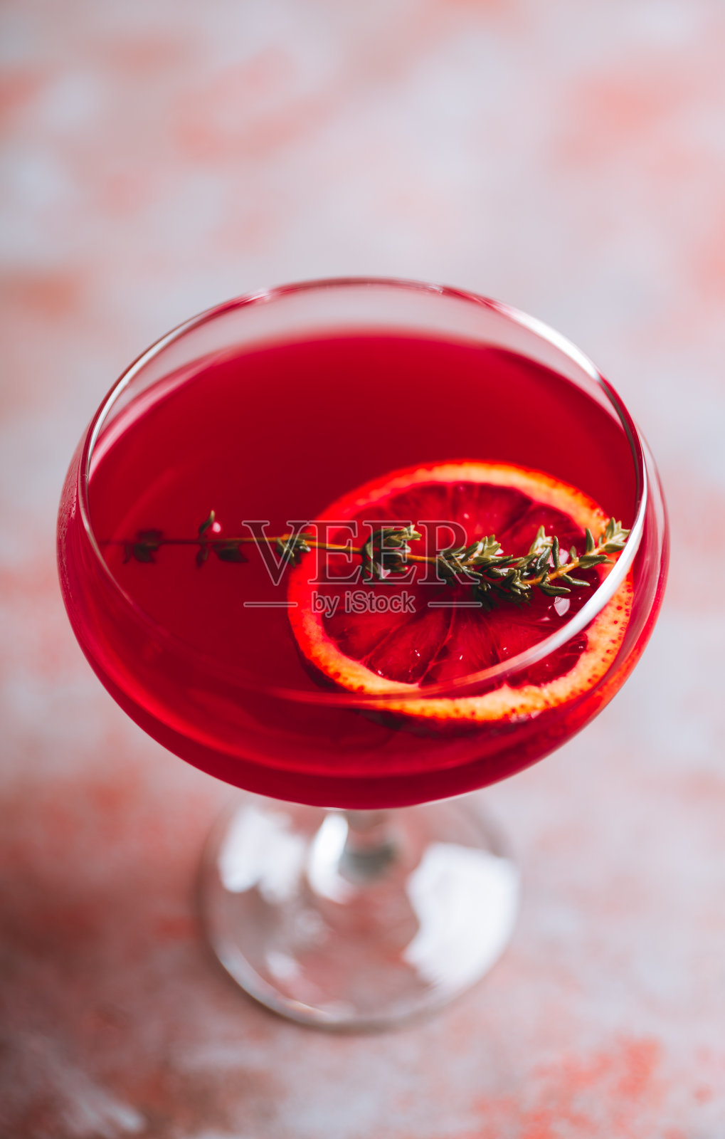血橙配玛格丽塔酒，以乡村为背景照片摄影图片