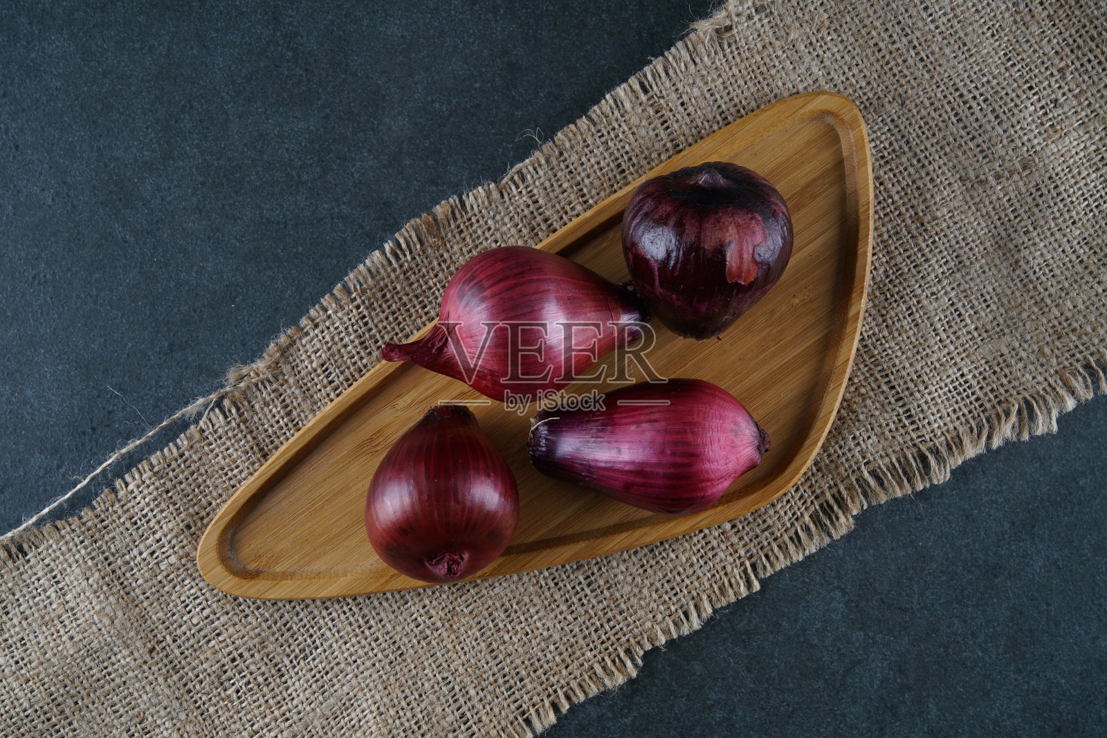 红色洋葱在黑暗的背景照片摄影图片