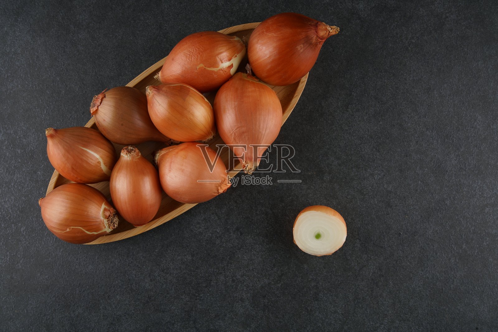 黑色背景上放洋葱照片摄影图片