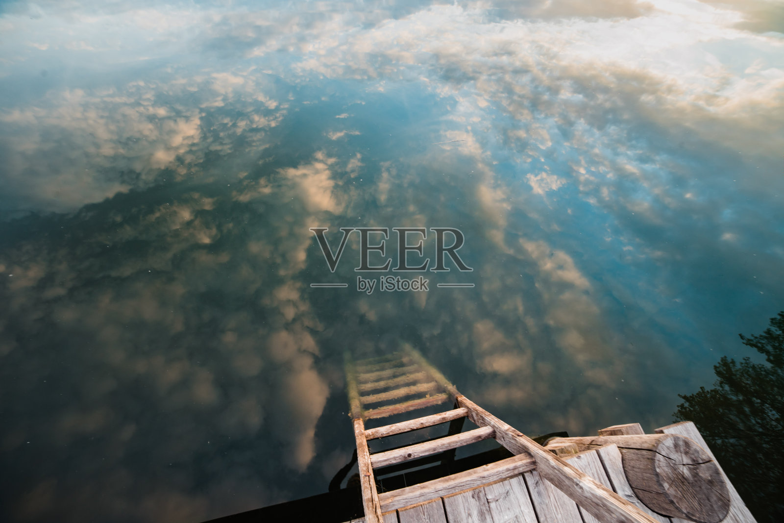 云梯入海，水面倒映天空照片摄影图片