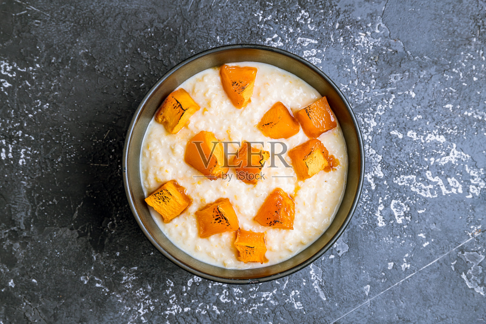 小米粥配烤南瓜照片摄影图片