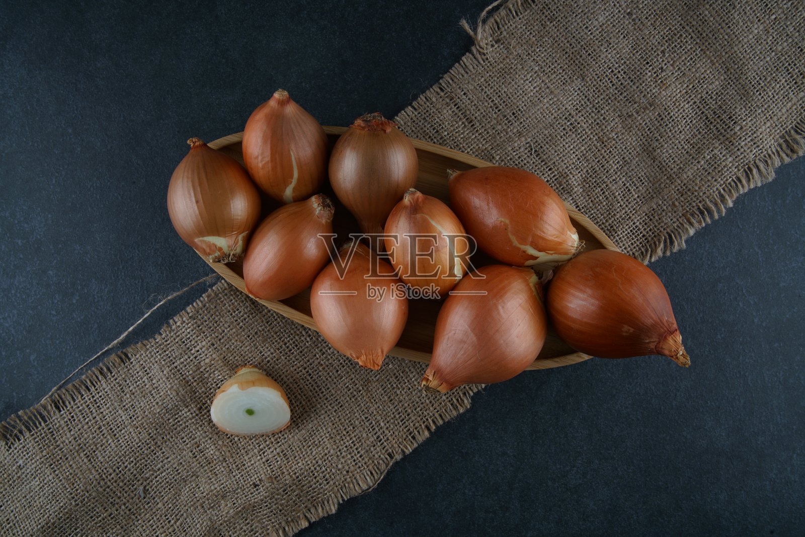 黑色背景上放洋葱照片摄影图片