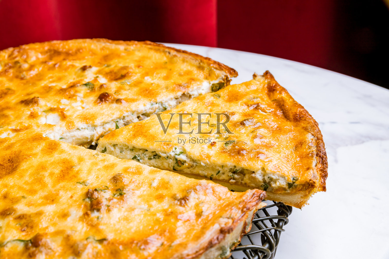 洛林乳蛋饼配蘑菇和培根照片摄影图片