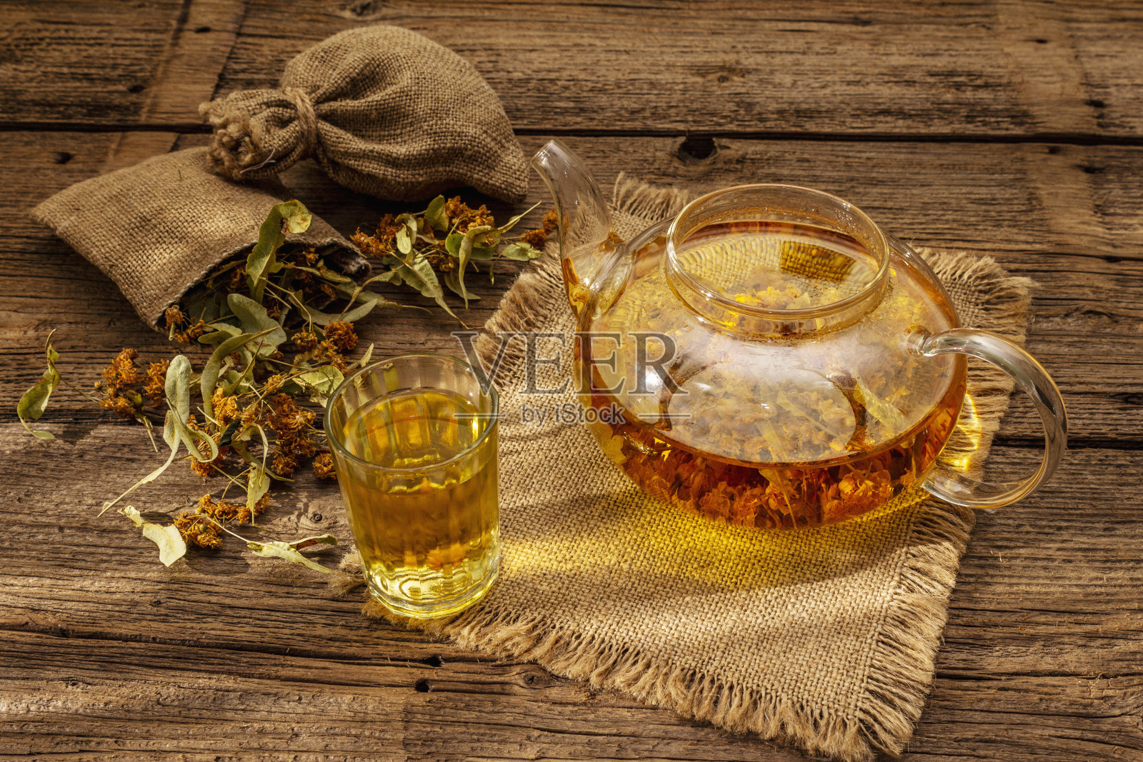 林登茶。干香的花。阳光明媚的早晨早餐。热饮可以增强免疫系统，替代药物照片摄影图片