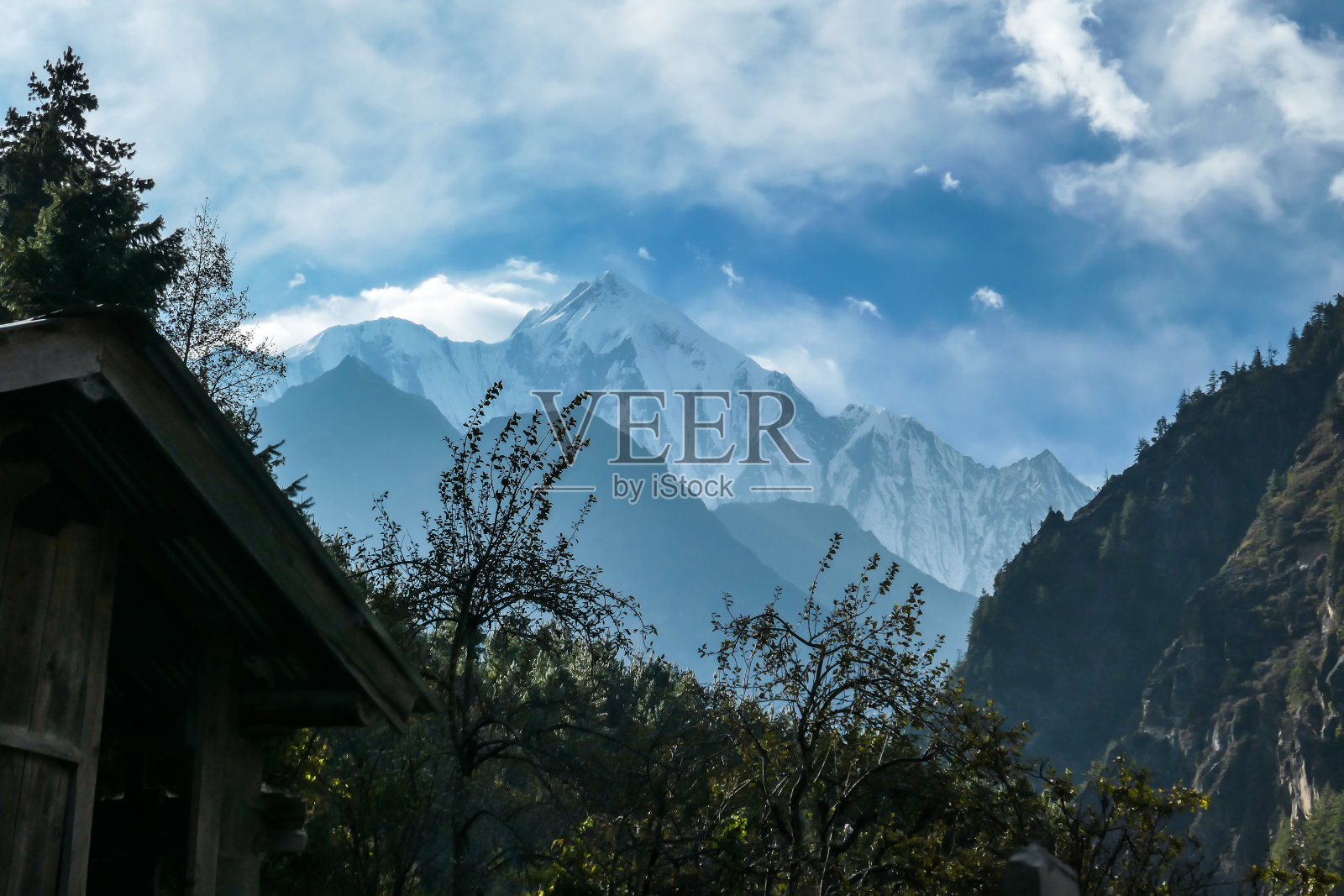 Chame -喜马拉雅贫瘠山坡上的遥远景色照片摄影图片