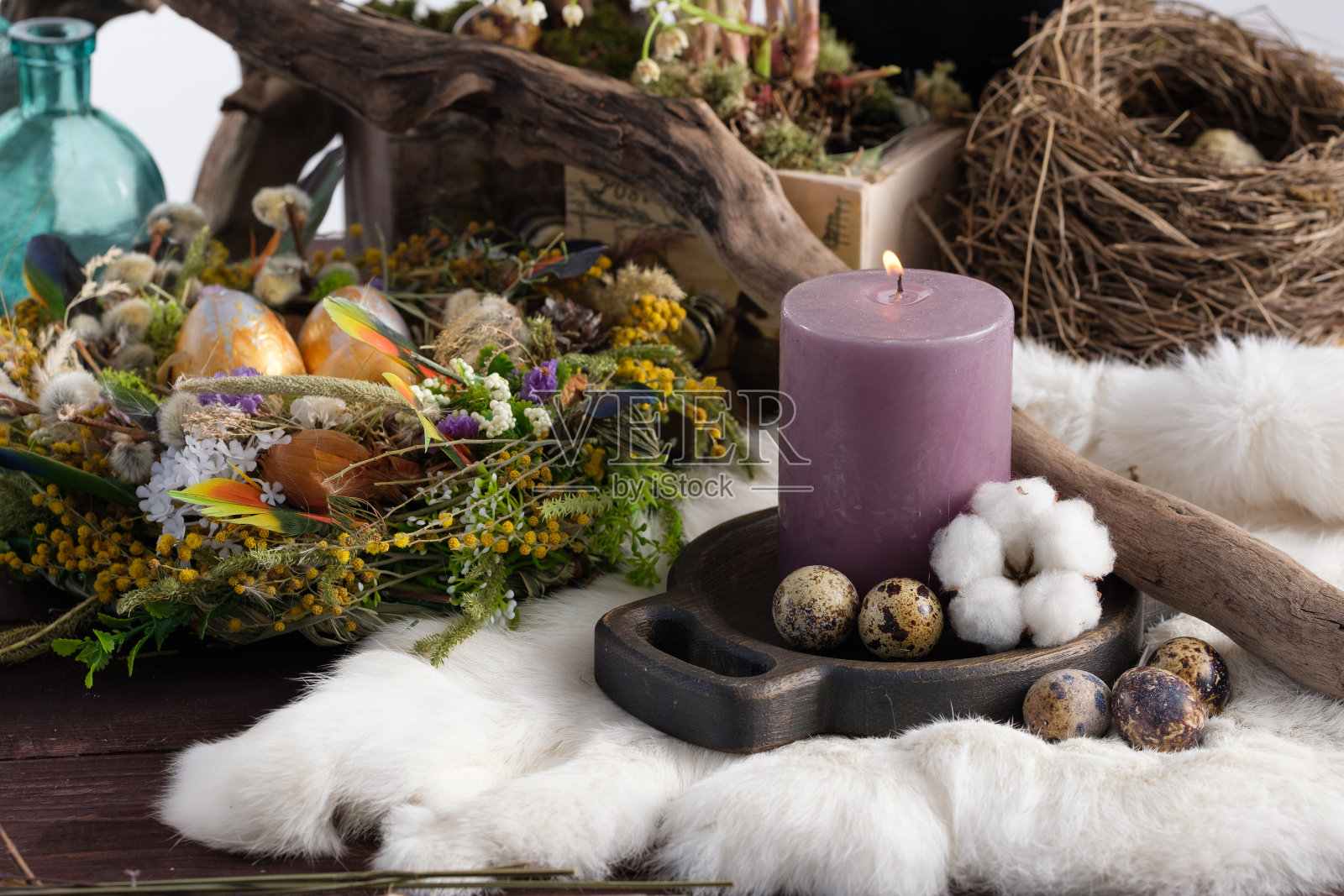 用蜡烛和复活节装饰的复活节静物画。复活节假期的概念。特写镜头。照片摄影图片