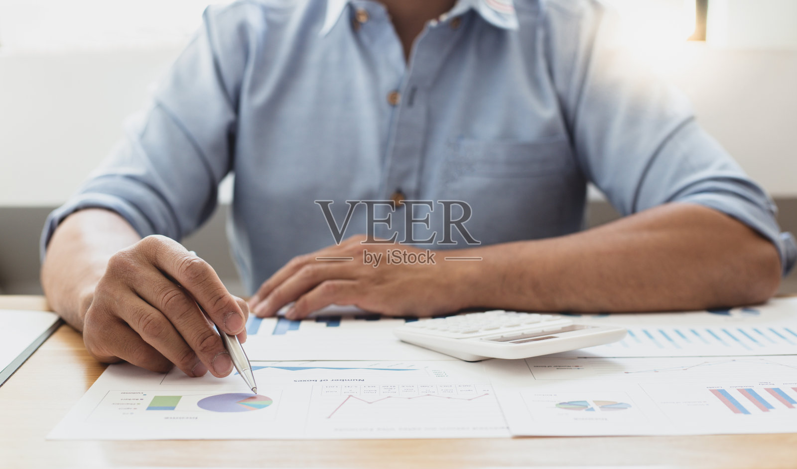 商人分析市场数据，为客户的公司计算购买和销售产品的成本，专业的营销和财务会计的概念。照片摄影图片