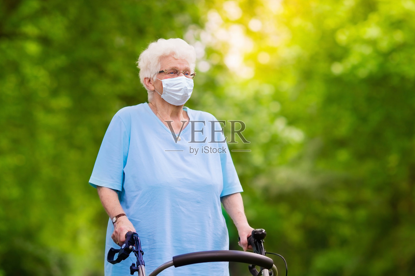 戴着口罩的年长妇女。病毒爆发照片摄影图片