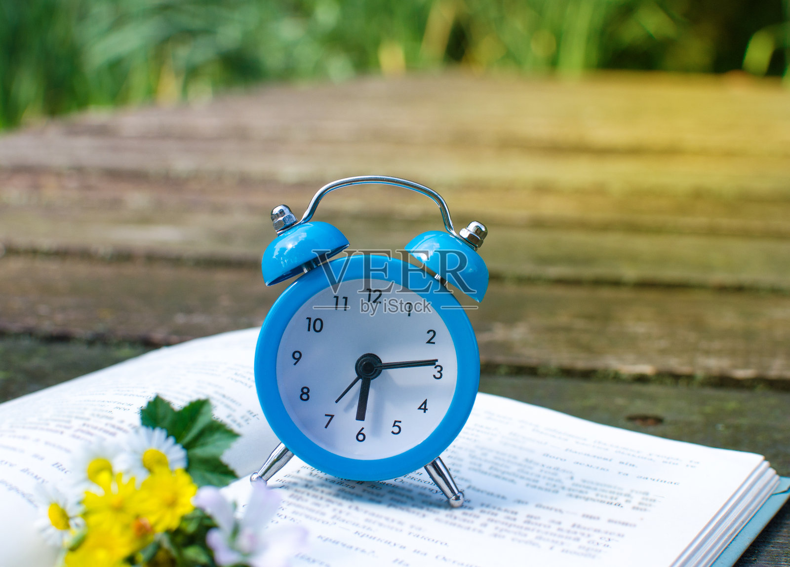 一个小闹钟会给出一个信号照片摄影图片