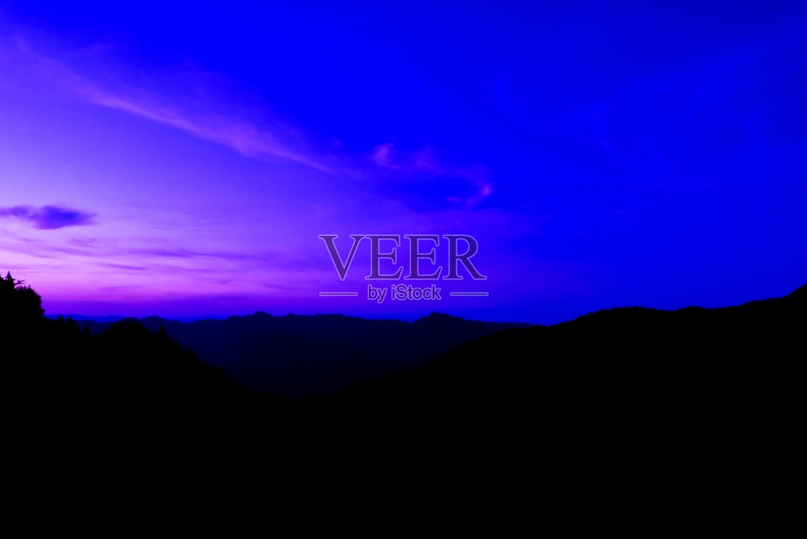 群山之上的黑暗天空照片摄影图片