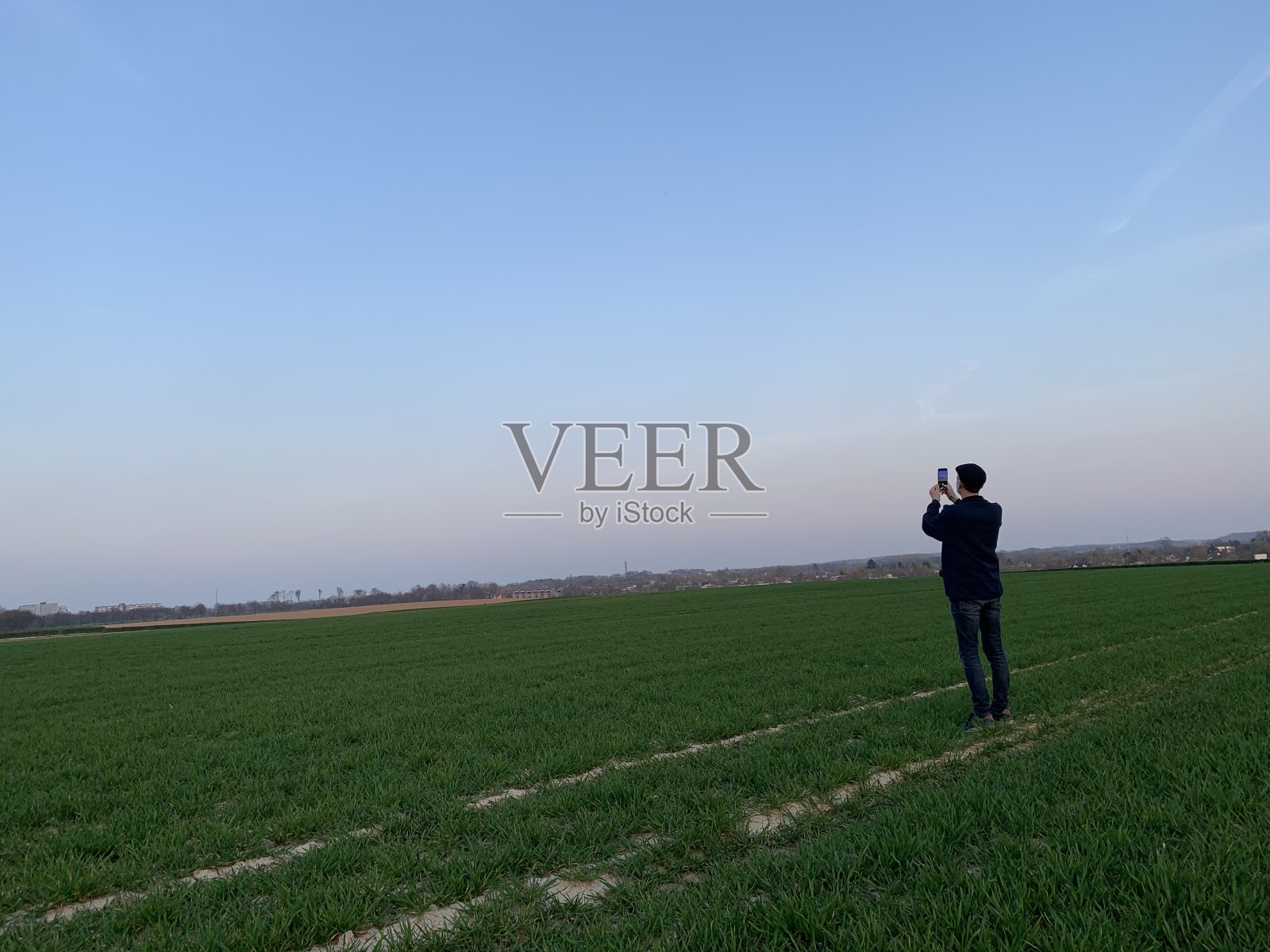 人类正在观看超级月亮照片摄影图片