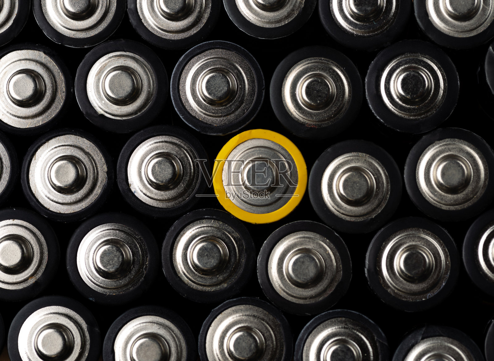 能量抽象电池的背景。近距离俯视图对排AA电池的选择。碱性电池aa号。许多节aa电池。照片摄影图片