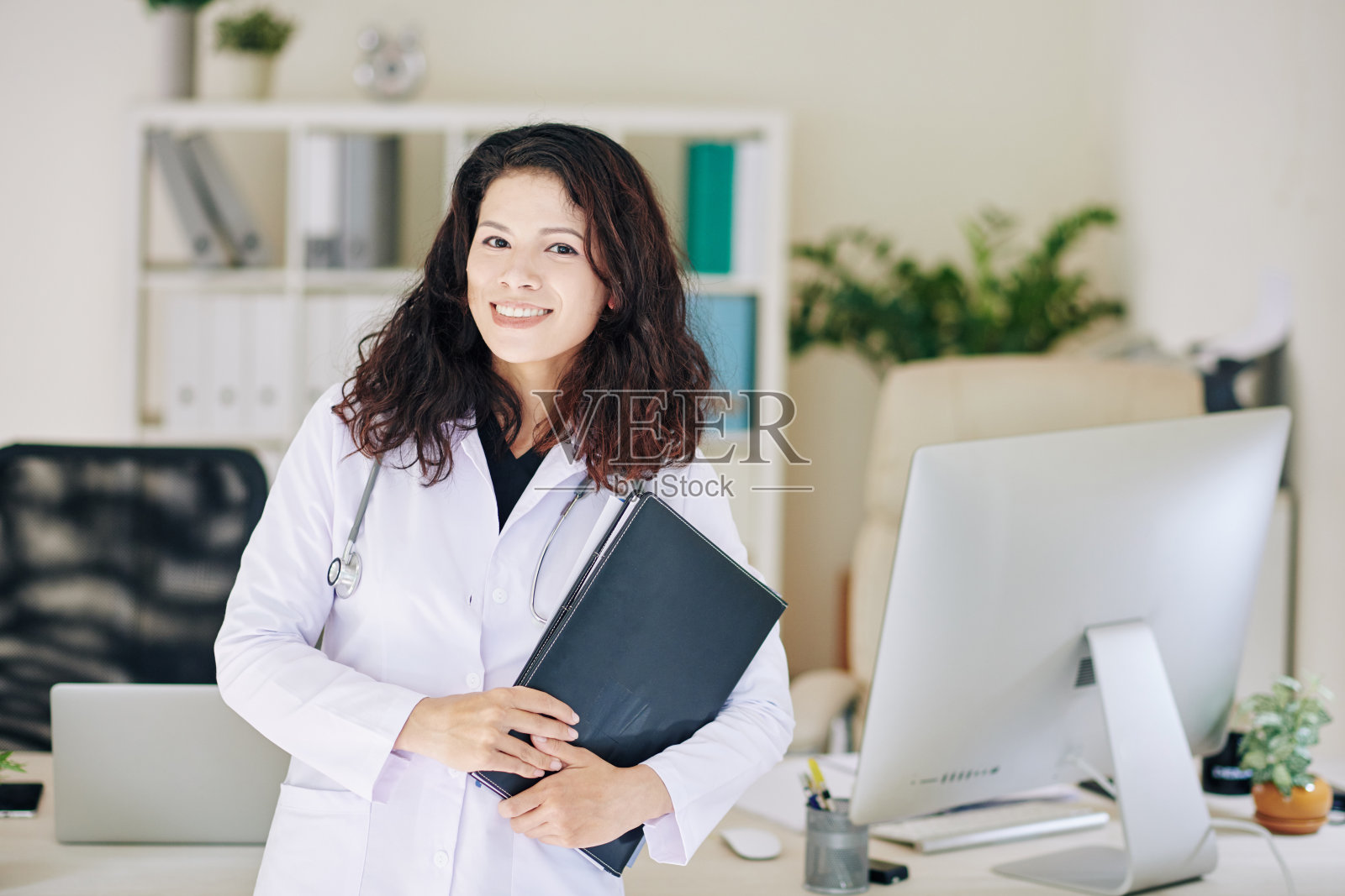 年轻微笑全科医生照片摄影图片