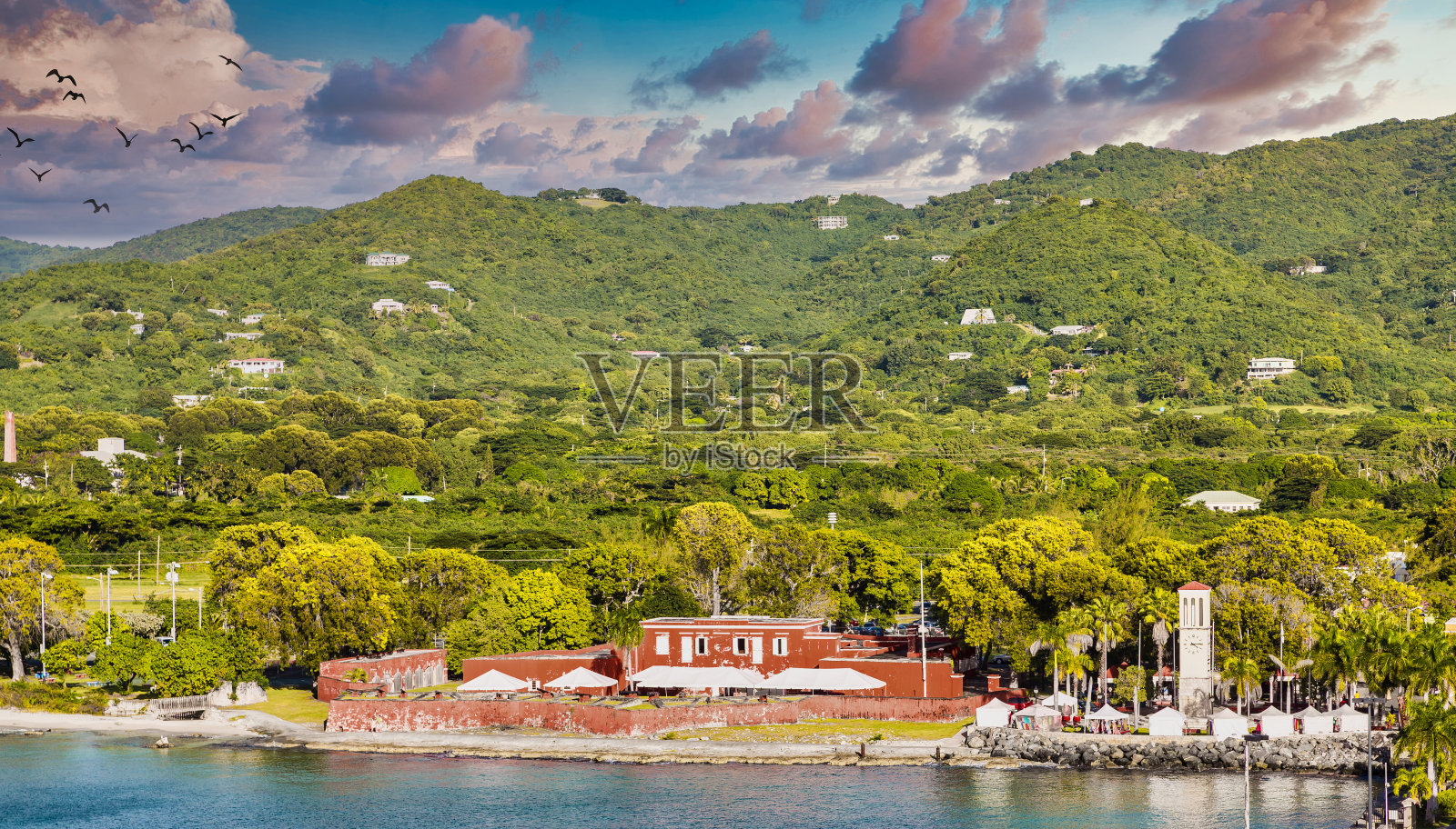 圣克罗伊海岸的旧红堡照片摄影图片