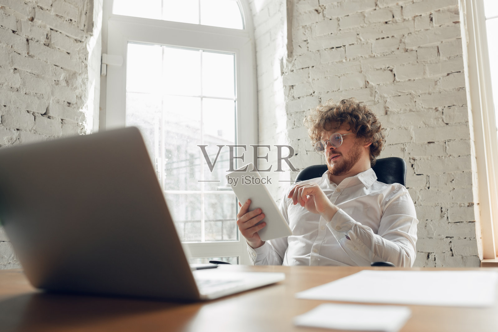 白人年轻人穿着商务装在办公室工作，工作，在线学习照片摄影图片